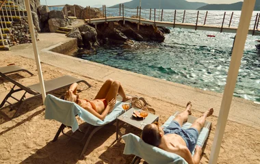 Pareja tomando el sol.