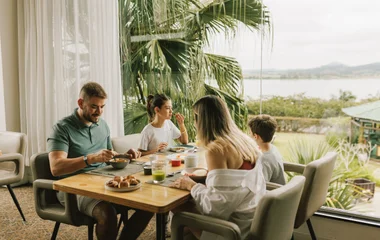 Familia en el restaurante de Club Med.