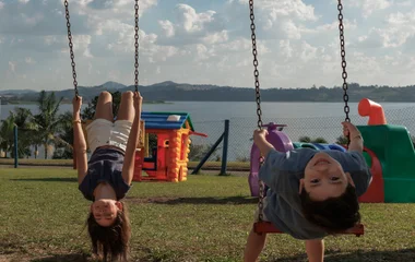 Crianças participando de atividades supervisionadas em resort all inclusive para família.