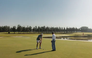 Duas pesssoas praticando golfe no Club Med Lake Paradise.