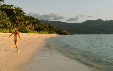 Plage aux Seychelles avec une famille