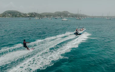 Hombre praticando wakeboard.