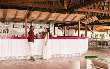 Pareja en el bar del resort.