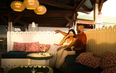 Couple dégustant des cocktails aux Boucaniers