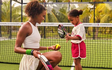 Famille jouant au paddle tennis en Martinique