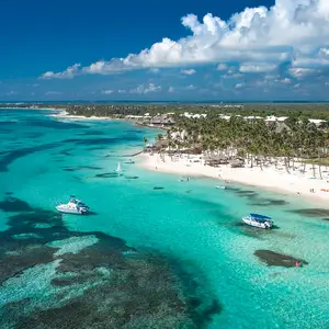 Familia disfrutando de la playa en Club Med Punta Cana todo incluido