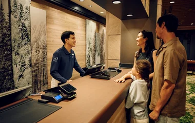 Família na recepção de resort do Club Med.