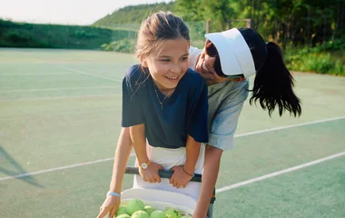 Famille sur un terrain de tennis