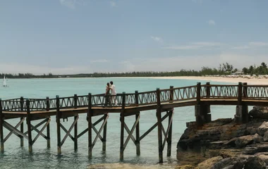 Pareja en un puente en la playa.