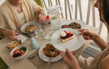 Pareja almuerzando en el resort.