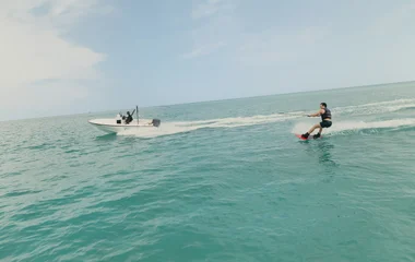 Hombre practicando wakeboard.