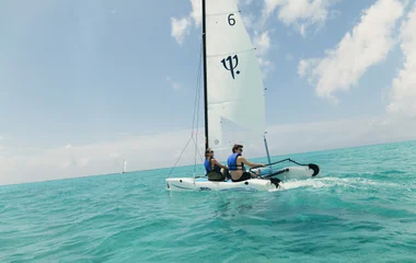 Pareja practicando vela.