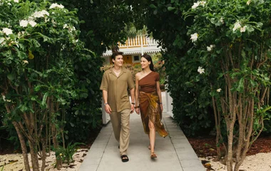 Pareja caminando.