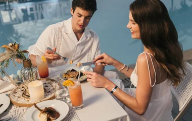 Pareja en el restaurante del resort.