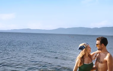 Couple sur la plage en Grèce