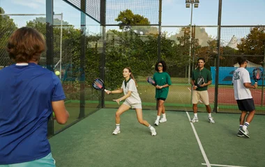 Clase de tenis en el resort.