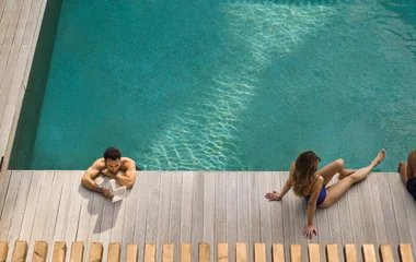 Hombre y mujer en la piscina.