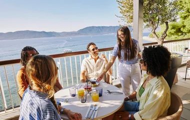 Pessoas fazendo uma refeição