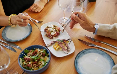 Pareja comiendo plato del restaurante de Club Med.