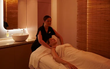 Mujer recibiendo un masaje en el spa del resort.