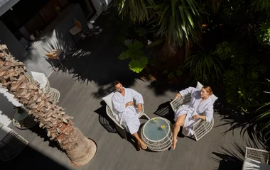 Couple à Gregolimano sur leur terrasse