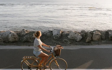 Femme en vélo à La Palmyre