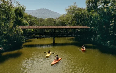 Viajeros divirtiéndose en kayaks.