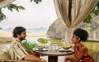 Casal jantando em restaurante a noite