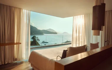 Família comparando hotel e resort all inclusive durante o planejamento da viagem.