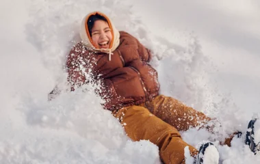 criança brincando na neve