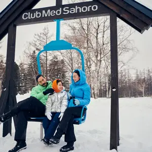 Família se divertindo em balanço na neve no Club Med Sahoro