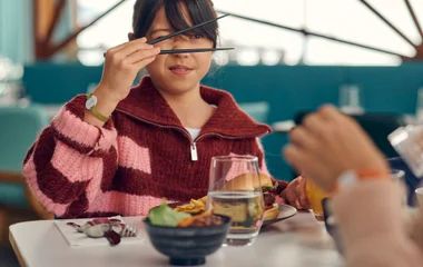 Fille avec des baguettes au Japon