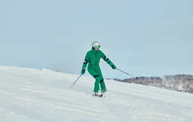 Persona esquiando en Asia.