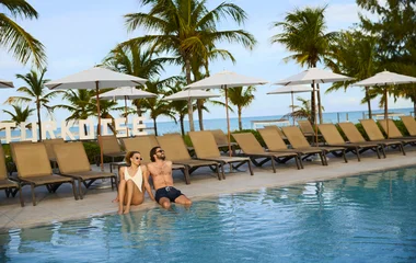 Casal na piscina do Club Med Turkoise.