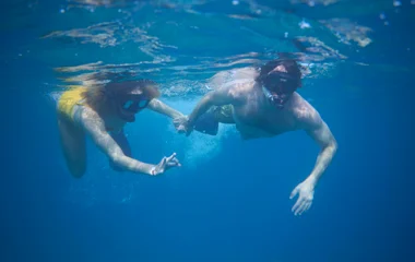 Pareja buceando.