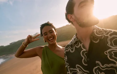 Casal em foco sorrindo