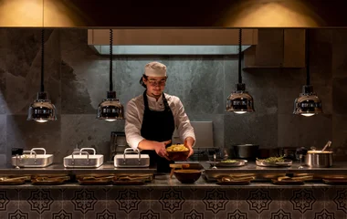 Chef preparando refeição em um dos resorts Club Med