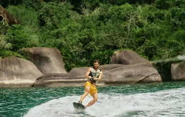 Hombre praticando deporte acuatico.
