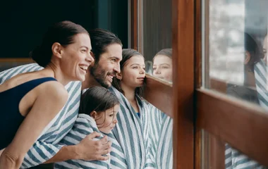 Uma família depois de tomar um banho de piscina admirando a paisagem do resort.
