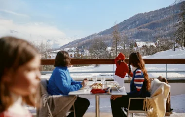 Família comendo e apreciando a vista para as montanhas
