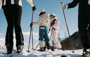 Uma família esquiando na neve.