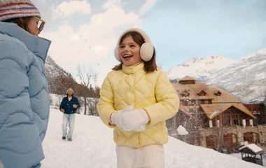 Uma criança sorridente em um cenário de neve