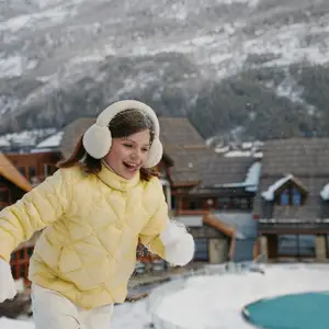 Criança brincando na neve