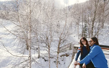 Pareja en los Alpes.