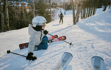 Esquiadores descendo montanha de neve.