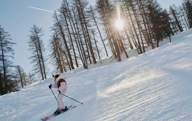 Fille skiant à Serre Chevalier