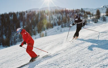 Moniteur de ski avec un élève