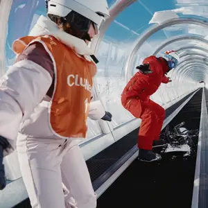 Criança praticando snowboard em resort do Club Med.