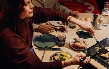Casal em jantar gourmet