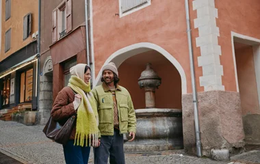 Una pareja, un hombre y una mujer, paseando por la zona cercana al resort.